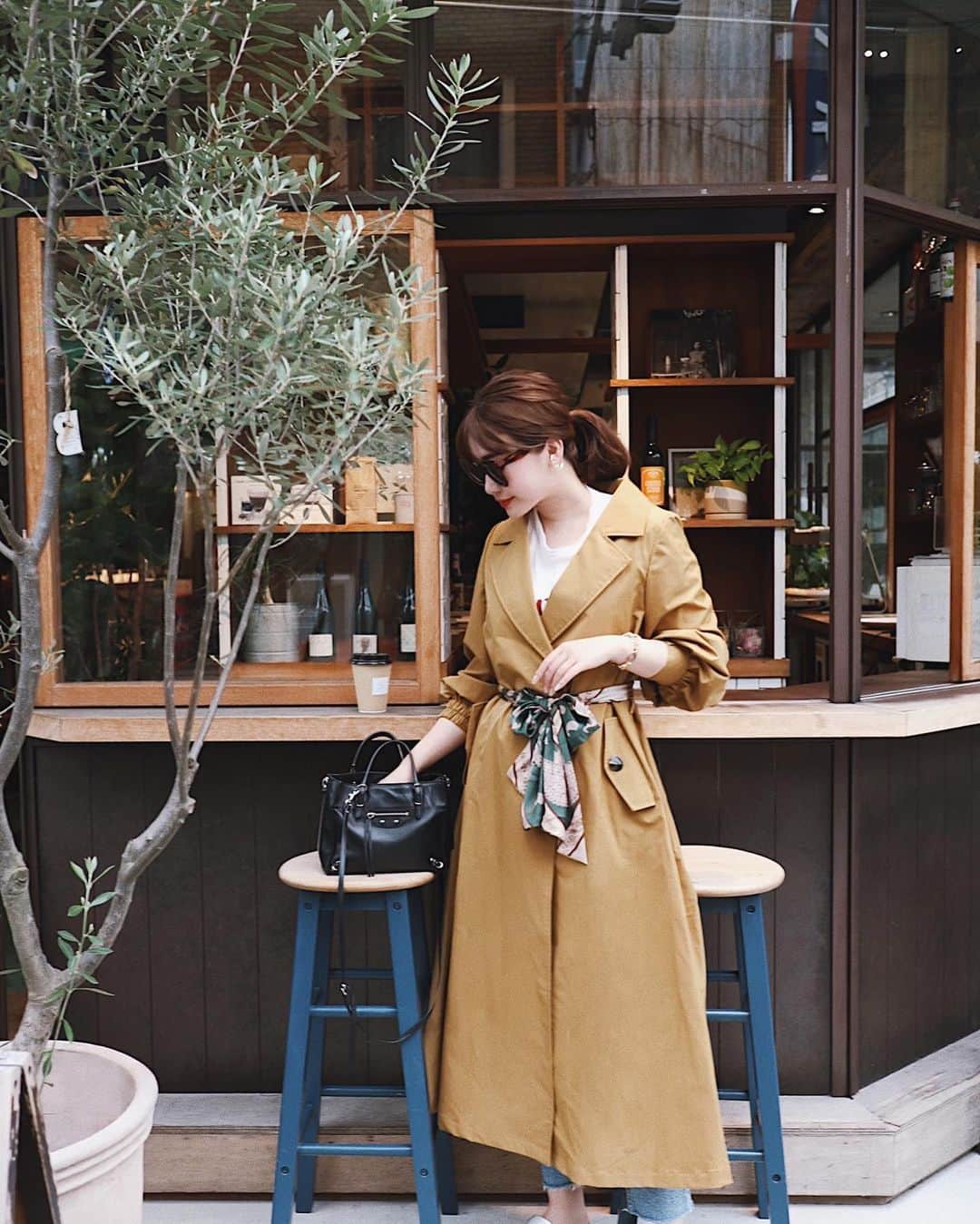 藤川沙弥のインスタグラム：「𓂃♥﻿ ﻿ トレンチ始めました✧𓀠🍂﻿ 今年はマスタード色を🦊﻿ ﻿ ﻿ これ袖口がキュッてなってるから﻿ パフ感が出るところが好き！﻿ ベルトも2wayだから気分で﻿ スカーフverにも出来て可愛いの😽💕﻿ ﻿ ﻿ すぐ完売しちゃう人気アイテムらしいけど﻿ ECサイトでも販売されてて﻿ 今なら阪急うめだPOPUP STOREでも﻿ getできるみたい🧚🏻‍♀️﻿ ﻿ ﻿ 2019.9.18(WED)〜10.1(TUE)﻿ 📍阪急うめだ本店 3F シスターズクローゼット﻿ プロモーションスペース31﻿ ﻿ ﻿ ﻿ ﻿ #ladymade﻿ #ladymade_styling﻿」