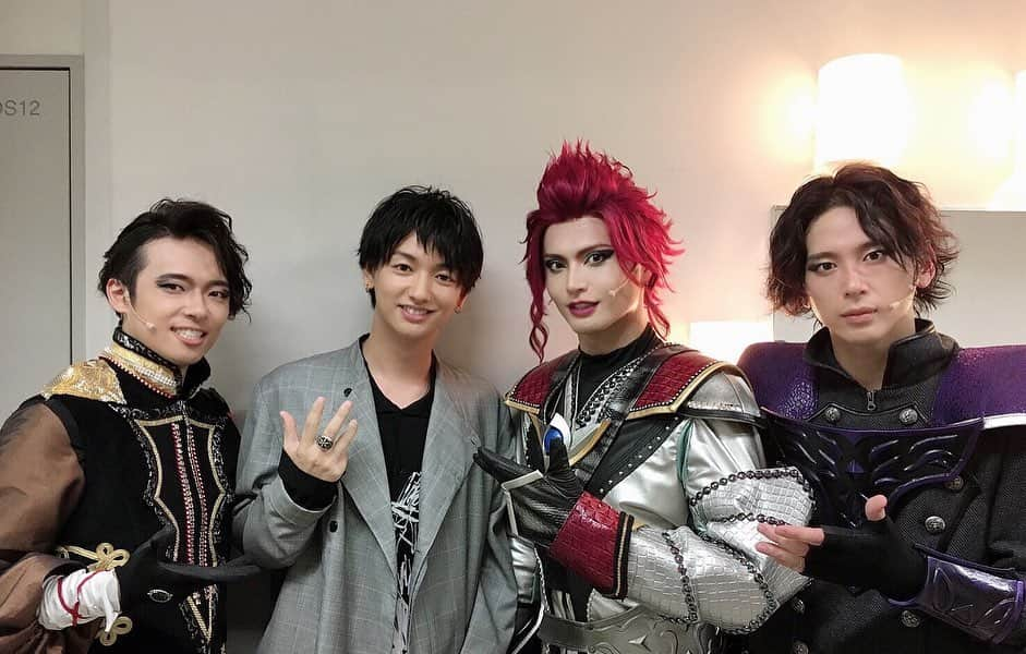 友常勇気さんのインスタグラム写真 - (友常勇気Instagram)「I'm done for today. Thank you for coming!! Mr.Kou nanase is here with us today♪ ♬ ヾ(´︶`♡)ﾉ ♬ ♪  Nice guy!!! I'll do my best(ง •̀_•́)ง #本日も #ご来場誠に #ありがとう御座いました #本日アフタートーク #駆けつけてくれました #とても素敵な青年 #明日もやるぞー #記念写真 #友常勇気  #七瀬公 #早乙女じょうじ #杉江優篤  #そして #イーヴィルティガ #感激 #明日もご来場 #心よりお待ちしております」9月20日 23時29分 - yuki_tomotsune