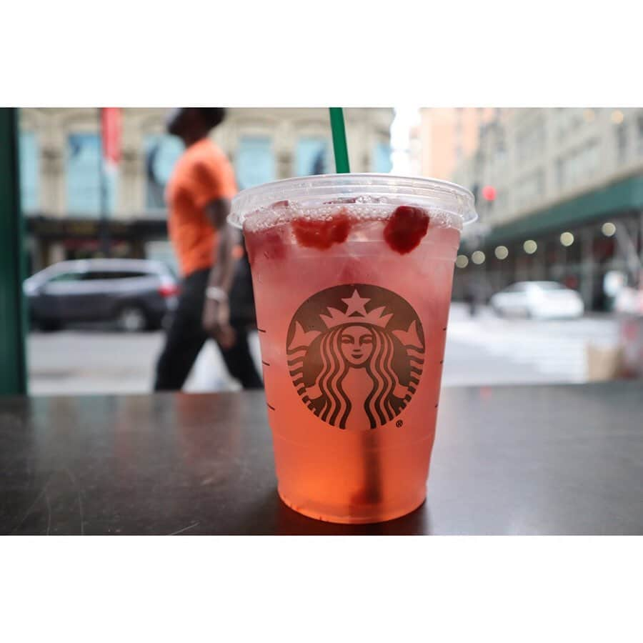 伊藤来笑のインスタグラム：「Starbucks in 🇺🇸 . ①Strawberry Acai Lemonade  ②Iced Peach Green Tea Lemonade ③Iced Blueberry Black Tea ④LAのダウンタウン ⑤NYのPier 15付近 . スタバのTEVANAシリーズ大好きなので 久しぶりに飲めて嬉しかったです🥰 日本も紅茶充実させてほしいな〜 . . #スタバ #アメリカスタバ #スターバックス  #アメリカ旅行 #海外旅行 #starbucksusa #tevana」