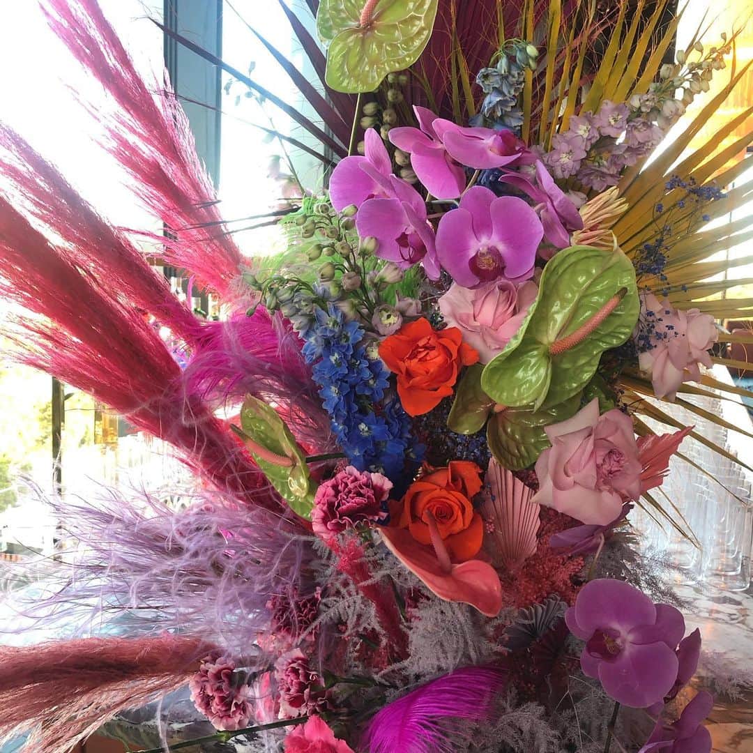 ナオミ・シマダのインスタグラム：「so so grateful to romy & iona, the magical angels @sage.flowers that truly brought my ultimate floral fantasy to life at our book launch yesterday! they have an amazing shop on peckham high st you should go + visit 🌈」