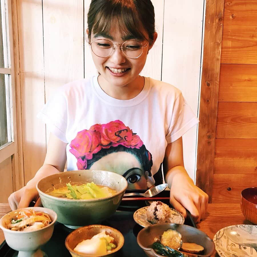 井上咲楽さんのインスタグラム写真 - (井上咲楽Instagram)「. 益子のカフェ！ つづり さんに行ってきました。☕︎ . お肉さかな、たまご、乳製品を使わず、地元の野菜や玄米を使った  #玄米菜食 ごはん！🍠🥒🥬🍆🥕 . ガツンとくる味も美味しくて好きだけど、丁寧にもぐもぐして、この食材の味を楽しもうって思えるご飯もとっってもすてきでした！ . ここで使ってる調味料とかも店頭で売ってたり益子焼も楽しめたりと、益子をぎゅっと詰め込んだようなすてきな空間だった！ . どこのカフェいく？ってなったとき、かならず候補にあげてたつづりさん。行きたいと思った日が定休日で、ようやく行けたんです。あたたかい #三年番茶 もおいしかった。 . #つづりカフェ  #つづり食堂  #益子 #益子焼 #益子カフェ」9月20日 23時38分 - bling2sakura