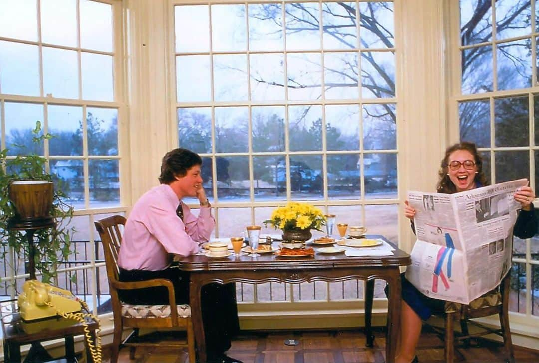 ヒラリー・クリントンさんのインスタグラム写真 - (ヒラリー・クリントンInstagram)「Reading the paper together over breakfast, 1979.」9月20日 23時41分 - hillaryclinton