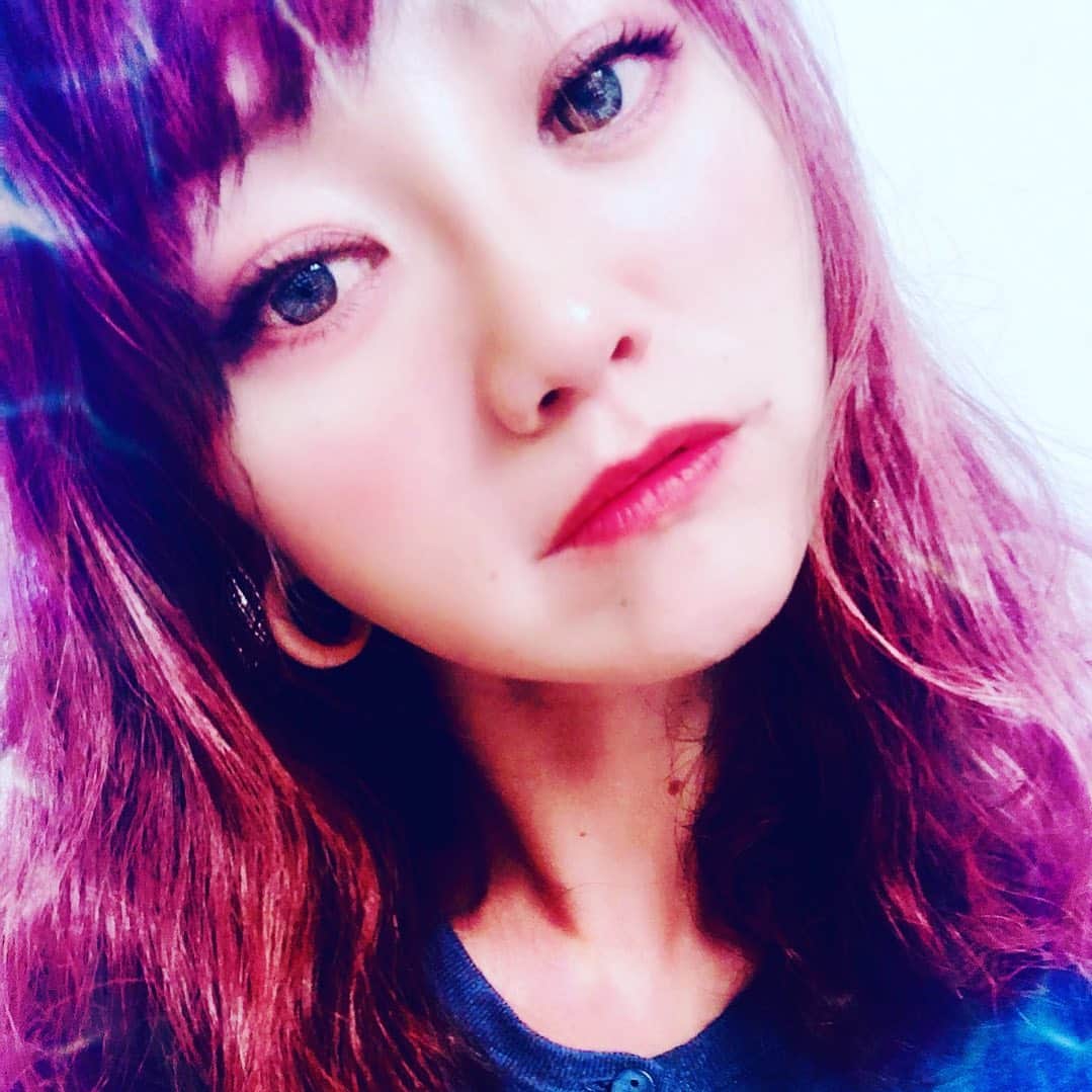 のインスタグラム：「日中はタンクトップでも汗だくだったのに、 夜は寒い…❄️ 日焼けシーズンもいよいよ終盤かな…☀️ 今年はあと何日、タンクトップを着れるだろうか 😎 昨日はクーラー付けて寝てたけど、今日はいらなさそう👍  アプリで遊んでみた🤣  #誰やねん #笑 #アプリ #凄い #1人遊び #カラコン #付けたらこうなるのかな #面白い時代だ #加工 #今度 #このメイクやってみようかな #make #😎 #✋ #🤣」