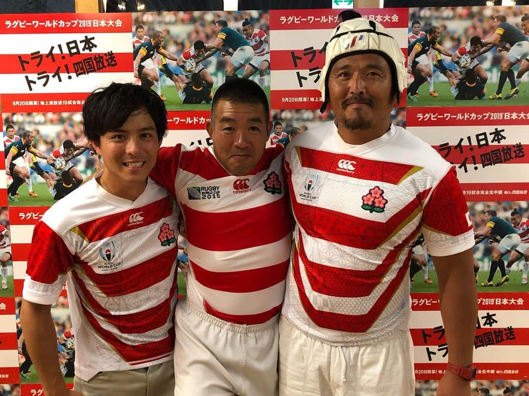 江間丈さんのインスタグラム写真 - (江間丈Instagram)「日本代表 見事勝利✨ スポーツの秋が 始まりますね〜‼️ 写真は徳島県ラグビー フットボール協会の理事 佐藤さん、松下さん チーム四国放送です😁  #ラグビー #ラグビーワールドカップ2019 #日本代表 #今年はラグビーイヤー #パブリックビューイング #徳島 #とくぎんトモニプラザ #四国放送 #アナウンサー #江間丈」9月20日 23時43分 - ema_takeru_official