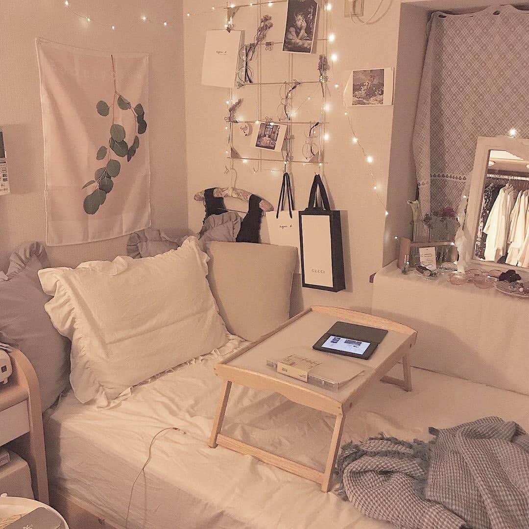 SUCLEさんのインスタグラム写真 - (SUCLEInstagram)「ベッドの上でゆったり過ごせる！  IKEAのローテーブルが優秀なんです👀  フェアリーライトやクッションであなただけのベッドルームを作り上げてみてください✨  photo by @yuripeso  @sucle_ では紹介する写真を募集中💁‍♀ タグ付けやハッシュタグをつけてくれた投稿からもピックアップした写真をリポストしています！ #sucle をつける か このアカウントをタグ付けして投稿してね✨  おしゃれにかわいく♡女の子の日常をサポートする女子向けメディア｢Sucle｣の公式ページにもきっと気になる記事がたーくさんあるので、ぜひチェックしてみてください👀  トップページのリンク や ストーリーズからジャンプできます♪ #インテリア#インテリア好き #一人暮らしインテリア #部屋作り #部屋 #マイルーム #myroom #ベッド  #クッション  #シュクレ #6畳の暮らし #賃貸アパート #模様替え #お部屋 #ベッドルーム #実家暮らし #チェーンライト #イケア #暮らし #IKEA #丁寧な暮らし #暮らしを楽しむ #チェーンライト  #フェアリーライト #塩系インテリア #間接照明 #おしゃれさんと繋がりたい #お洒落さんと繋がりたい #패션스타그」9月20日 23時45分 - sucle_