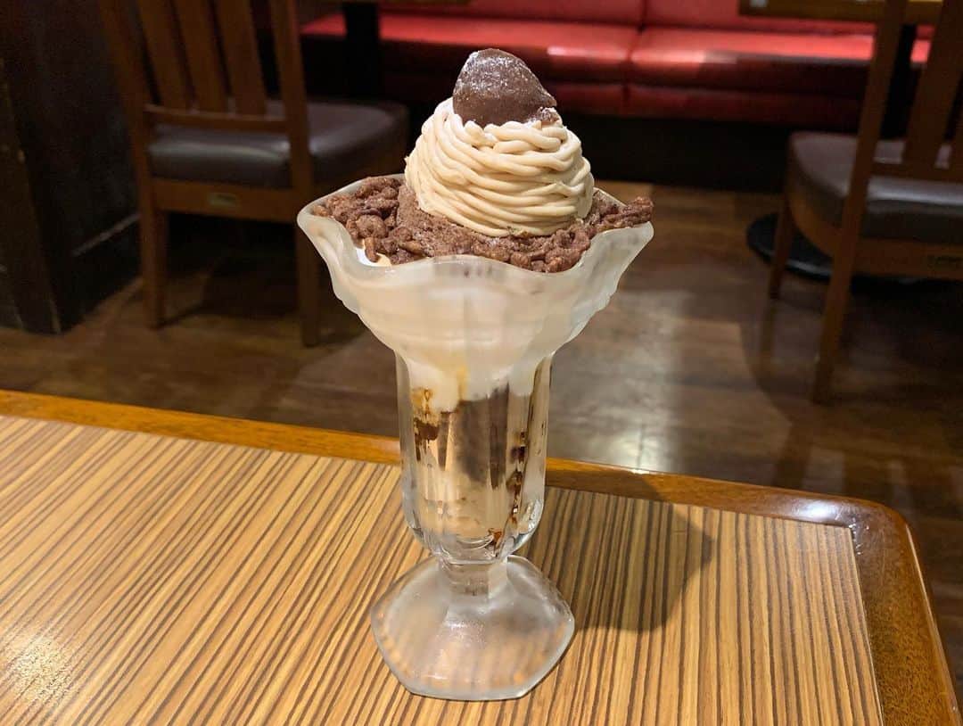 嶋梨夏さんのインスタグラム写真 - (嶋梨夏Instagram)「安くて美味しいパフェは、びっくりドンキーにあります🥰秋のモンブランパフェ、キャラメルも入ってて美味しかったなぁ🌰💕💕💕 #びっくりドンキー #びくドン #モンブランパフェ #モンブラン #パフェ #parfait #ファミレススイーツ #sweets #スイーツ女子 #アラサー女子 #丸顔 #ショートボブ #photooftheday #JAPAN #japanesesweets #japanesegirl #avex #avexmanagement #instagood #followme #極度の甘党 #ricashima #嶋梨夏」9月20日 23時46分 - shimarica_jp