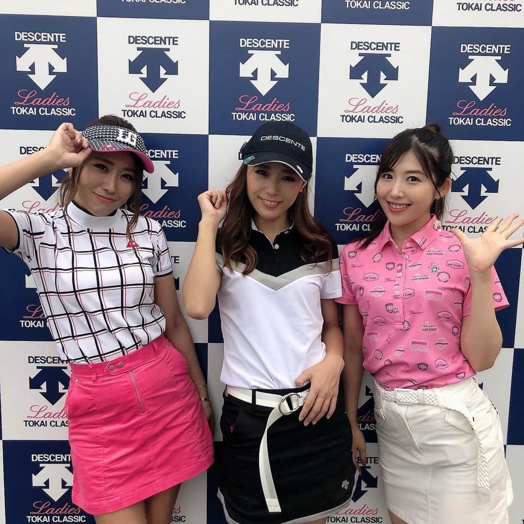 のインスタグラム：「デサントレディース東海クラシック⛳️1日目 デサントブーススタンプラリー、ガチャガチャイベントとっても盛り上がりました💖ありがとうございました😊ブースが大盛況過ぎてブース内でばたはしてまっていましたが、遠くから会いに来てくれたり、お久しぶり会えた方、東海クラシックファンの皆様に覚えてもらっていたり現場で皆様にお会いできて本当に嬉しいです💖後2日間も皆様にお会いできるの楽しみにさしてます(*´꒳`*)デサントレディース東海クラシック残り2日間もよろしくお願い致しますヽ(´▽｀)/💕 ---------------------------------------- ※デサントレディース東海クラシック※ 9月20.21.22日 南愛知カントリークラブ美浜コース  #デサントレディース東海クラシック #デサント#デサントゴルフ#descendant #ルコック#lecoqsportif #マンシング#munsing#srixon #カッターアンドバック #lanvin #ゴルフ女子#新南愛知カントリークラブ美浜コース」