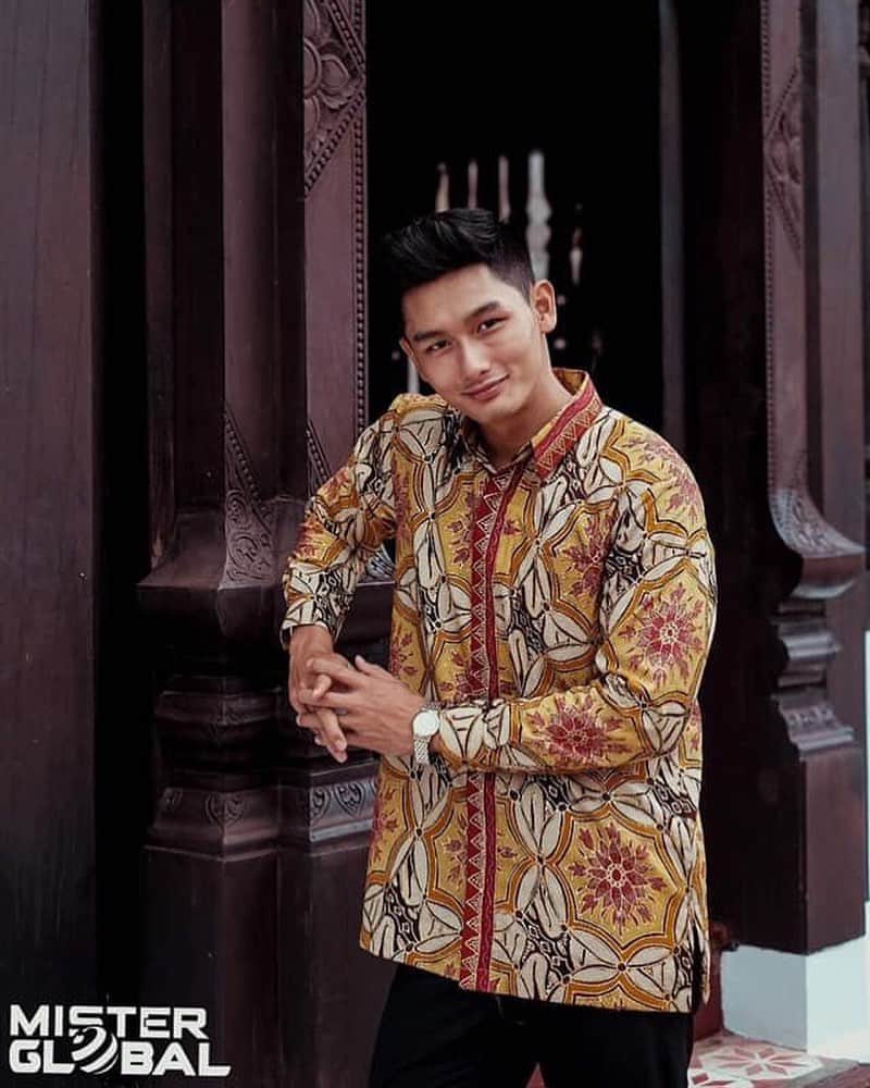Ivan Gunawanさんのインスタグラム写真 - (Ivan GunawanInstagram)「. “ character, intelligence, strength, style that makes a gentlemen” Mister Global Indonesia @herman_yc wearing Batik Collections by @ivan_gunawan , during his quarantine in Bangkok for @officialmisterglobal “ . . #ivangunawan #indonesia #fashiondesigner #misterglobal2019 #officialmister MISTER GLOBAL, YOUR DECISION, YOUR VOTE.  VOTE YOUR FAVORITE CONTESTANT INTO THE SEMIFINALS!! To vote, follow these three simple steps:  1. "Like" the Official Mister Global Facebook page.  2. "Like" your favorite contestant's photo in this album.  3. "Share" your favorite contestant's photo in this album and hashtag #MisterGlobal #Country.  The contestant with the most number of votes that fulfills these criteria automatically advances into the semifinals.  VOTING CLOSES on Wednesday, September 25, 11PM (Thailand Time)」9月20日 23時51分 - ivan_gunawan