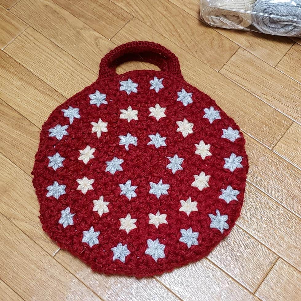アイパー滝沢さんのインスタグラム写真 - (アイパー滝沢Instagram)「明日発売の『すてきにハンドメイドテキストブック』 アイパーさんが載ってるホゥ。みんな本買って『リフ編みおざぶバッグ』編んでみてホゥ。 #handmade #knitting Crochet #すてきにハンドメイド #講師 リフ編み #座布団 #bag #ハマナカアンバサダー #わんぱくデニス #任侠 #アイパー滝沢 #芸人 #可愛い #book #text」9月20日 23時55分 - t.aipa