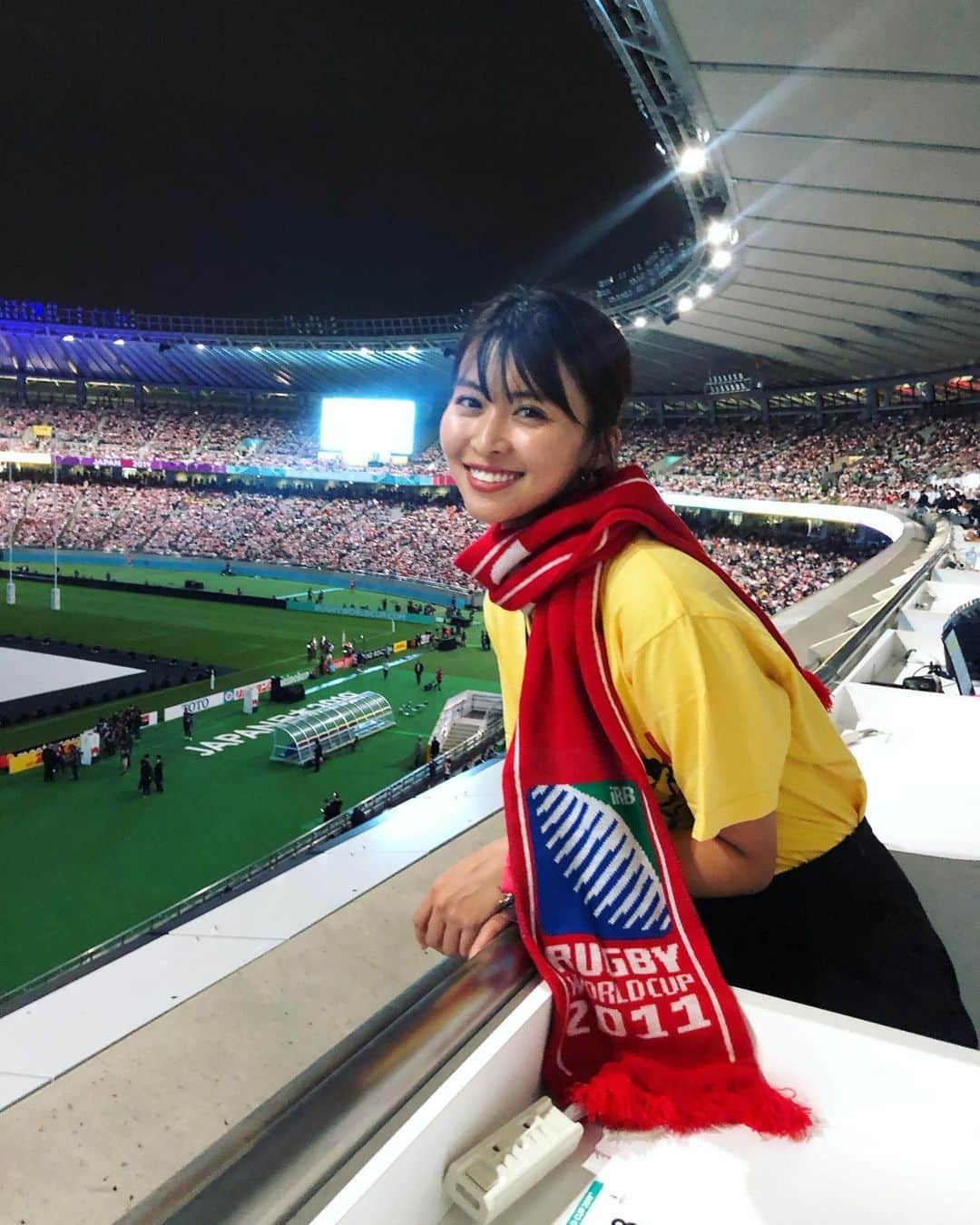 三原勇希さんのインスタグラム写真 - (三原勇希Instagram)「#RWC2019 ﻿ ラグビーW杯開幕🏉🇯🇵🌏👏﻿ 日本初開催、日本の勝利で幕開け、﻿ 現地で体感できて嬉しいっ！！😭﻿ オープニングセレモニーからたっぷり楽しみました！いや〜最高に楽しかった。﻿ ﻿ スタジアムの熱狂はハンパじゃなく、声枯れそうなくらい声出ました。前半はハラハラしたけど、巨体にぶつかっていく姿、剛腕を振り払う姿、諦めずにパスを繋ぐ姿…かっこぃいわぁ〜！！😭 ﻿ ﻿ 試合終了直後、ここから #RK802 に電話レポートしました！臨場感もりもりだったかと。日曜の #IJ802 でもたっぷり話したいな。﻿ ラグビーもっとハマろ🏉😍 1.マフラーはFM COCOLOのラグビー部長の🧣 2.オープニングセレモニー、一番感動したところ 3.直前練習が終わって、円陣組んだ後、日本チームはこうやって帰っていくんですね！素敵🤝 #oneteam」9月21日 0時05分 - yuukimeehaa