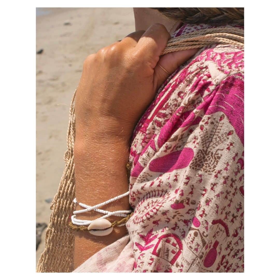 のインスタグラム：「Our lightweight pieces are perfect for all your year-round adventures. ⁠ Seen here our Bheeti Folk Top in Fuchsia⁠ >> link in bio <<⁠ Photo: @nomadicsonglines⁠ #mattanewyork #mattamade #sustainablefashion⁠」