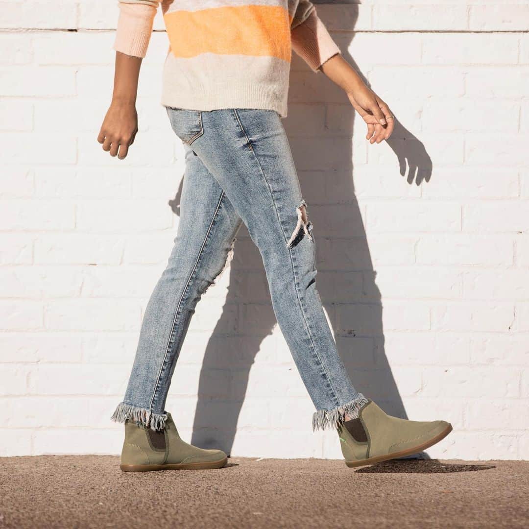 のインスタグラム：「Have you met Pair O Dice Mid yet? We’ve taken our bestselling women’s sneaker ankle-high with this casual canvas mid-top slip-on bootie. #SanukPairODice #veganshoes #Sanuk #SmilePassItOn」