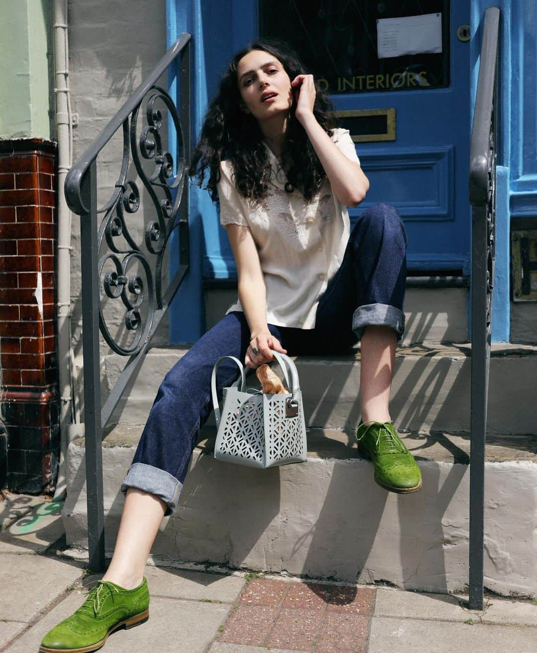 Sophie Hulmeのインスタグラム：「Kicking back with the laser-cut Albion Cube and the always elegant @rosalindjana 💙 #streetstyle #ootd」