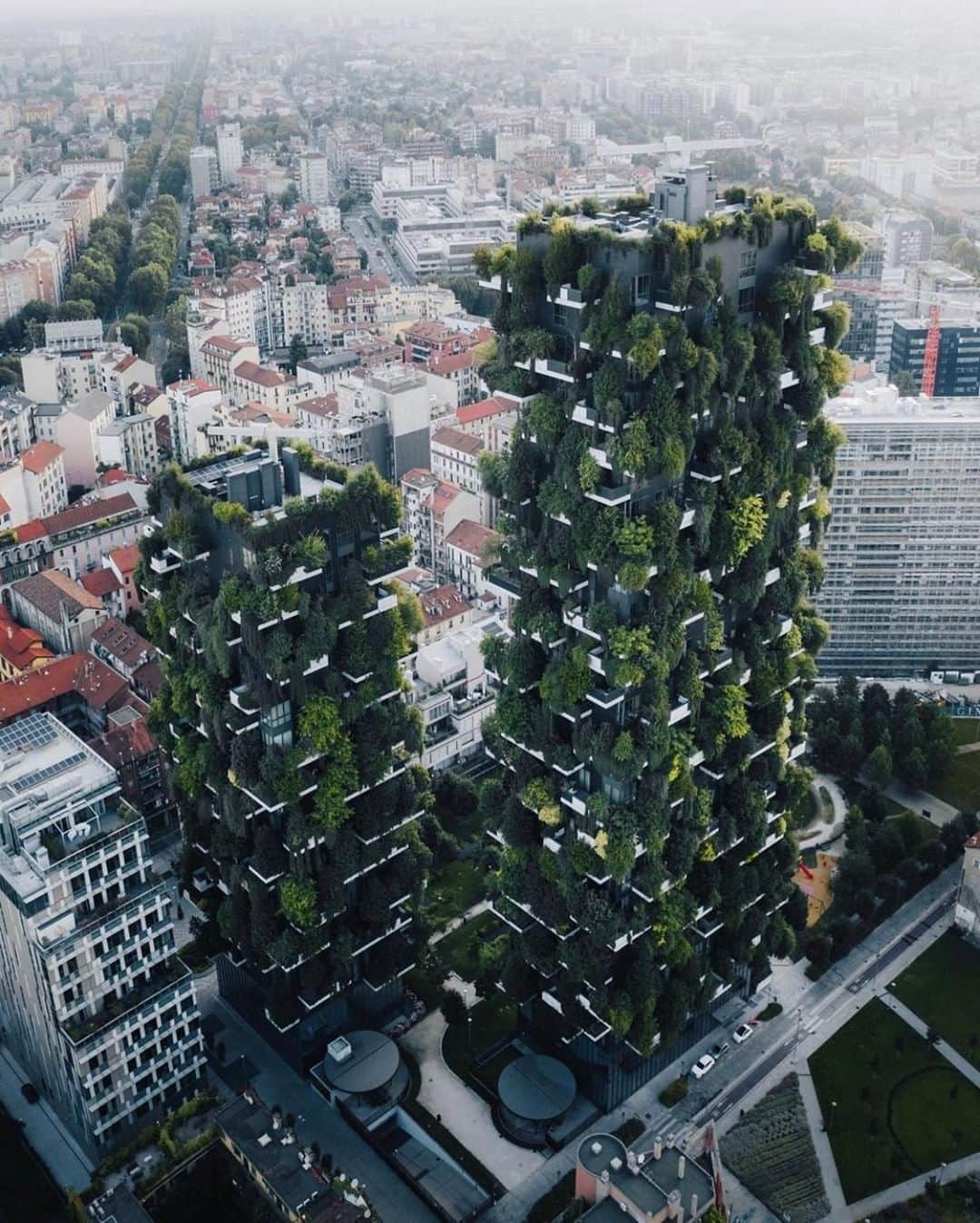 Discoveryさんのインスタグラム写真 - (DiscoveryInstagram)「“The vertical forest of Milan is one of my favourite buildings yet.”🏡🍃 📸 + caption by Jordan Hammond (@jordhammond) . . . . #adventure #travel #nature #photography #love #photooftheday #explore #wanderlust #naturephotography #instagood #green #greenhouse #Milan #Italy #architecture #tgif #forest #design」9月21日 0時14分 - discovery