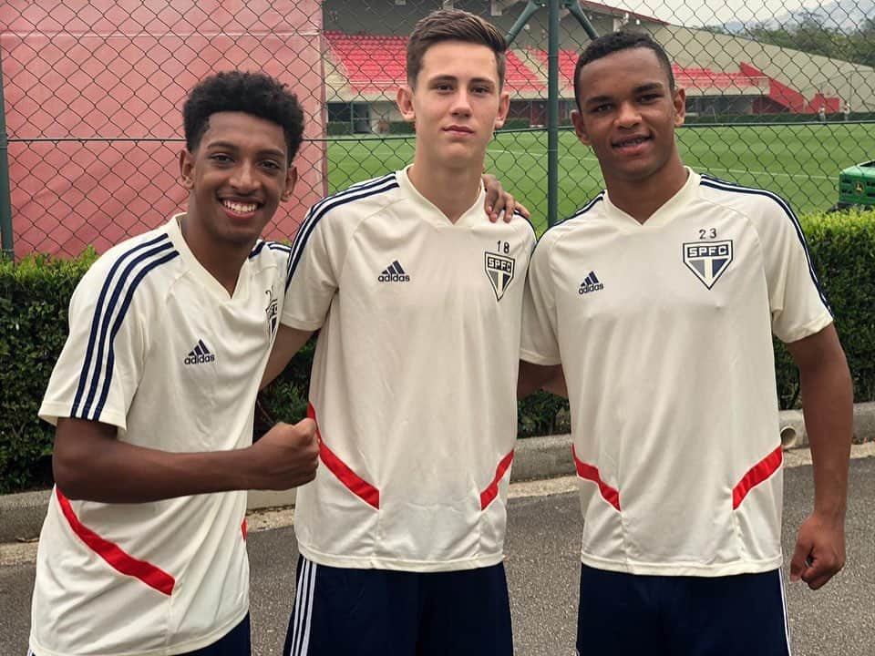 São Paulo FCさんのインスタグラム写真 - (São Paulo FCInstagram)「Três são-paulinos vão disputar o Mundial Sub-17: o atacante Juan, o meio-campista Talles e o lateral Patryck foram convocados pelo técnico da Seleção Brasileira, Guilherme Dalla Déa, nesta sexta-feira. A Copa do Mundo começa a ser disputada no final de outubro, no Brasil. Os garotos fazem parte do time são-paulino juvenil que vai lutar pelo título da Copa do Brasil, nas próximas semanas, contra o Palmeiras #MadeInCotia 🇾🇪🇧🇷」9月21日 0時13分 - saopaulofc