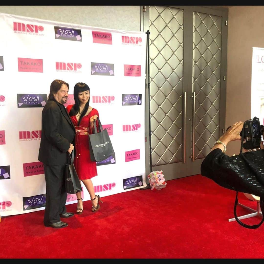 まりかさんのインスタグラム写真 - (まりかInstagram)「Super fancy time at Emmy Gifting Suite 🎁 👾👗👻 inside the W in Hollywood  皆さん、ハリウッドのテレビスターのアワード、エミー賞をご存知ですか？ オスカーが映画のアワードだとしたら、エミー賞はテレビのアワード。 その、エミー賞の前祭にお呼ばれして、日本人女優として参加させて頂きました。とても光栄な時間です。 招待客リストには、テレビや映画で見た事ある沢山のスター。其の方と同じようページに載れて夢のよう。 一緒にレッドカーペットを歩かせて頂いたのは、日本でもカサブランカと言う曲が有名なBertie Higginsさん。 そして、沢山お話しさせて頂いたのは、IsaacC.Singleton Jr.さんと言う方。彼の代表作はパイレーツオブカリビアンです。 お土産もジュエリーや絵画、おかし、フェイシャルの機械と運びきれない程頂きました。  #EmmyAwards2019  #bertiehiggins  #emmygiftingsuite  #IsaacC.Singleton Jr.」9月21日 11時03分 - maricahase