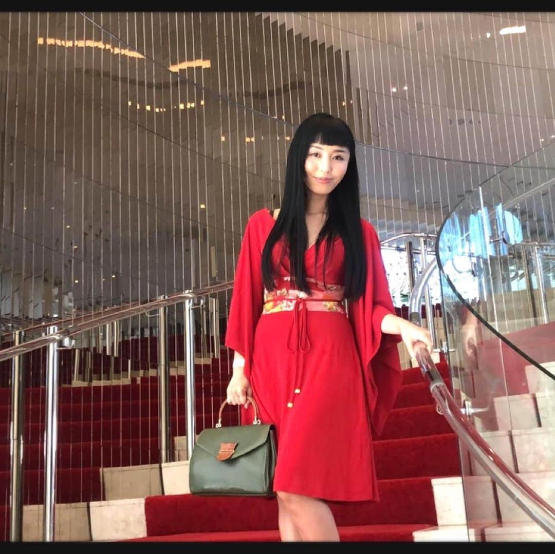 まりかさんのインスタグラム写真 - (まりかInstagram)「Super fancy time at Emmy Gifting Suite 🎁 👾👗👻 inside the W in Hollywood  皆さん、ハリウッドのテレビスターのアワード、エミー賞をご存知ですか？ オスカーが映画のアワードだとしたら、エミー賞はテレビのアワード。 その、エミー賞の前祭にお呼ばれして、日本人女優として参加させて頂きました。とても光栄な時間です。 招待客リストには、テレビや映画で見た事ある沢山のスター。其の方と同じようページに載れて夢のよう。 一緒にレッドカーペットを歩かせて頂いたのは、日本でもカサブランカと言う曲が有名なBertie Higginsさん。 そして、沢山お話しさせて頂いたのは、IsaacC.Singleton Jr.さんと言う方。彼の代表作はパイレーツオブカリビアンです。 お土産もジュエリーや絵画、おかし、フェイシャルの機械と運びきれない程頂きました。  #EmmyAwards2019  #bertiehiggins  #emmygiftingsuite  #IsaacC.Singleton Jr.」9月21日 11時03分 - maricahase