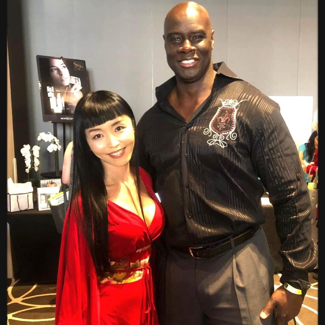 まりかさんのインスタグラム写真 - (まりかInstagram)「Super fancy time at Emmy Gifting Suite 🎁 👾👗👻 inside the W in Hollywood  皆さん、ハリウッドのテレビスターのアワード、エミー賞をご存知ですか？ オスカーが映画のアワードだとしたら、エミー賞はテレビのアワード。 その、エミー賞の前祭にお呼ばれして、日本人女優として参加させて頂きました。とても光栄な時間です。 招待客リストには、テレビや映画で見た事ある沢山のスター。其の方と同じようページに載れて夢のよう。 一緒にレッドカーペットを歩かせて頂いたのは、日本でもカサブランカと言う曲が有名なBertie Higginsさん。 そして、沢山お話しさせて頂いたのは、IsaacC.Singleton Jr.さんと言う方。彼の代表作はパイレーツオブカリビアンです。 お土産もジュエリーや絵画、おかし、フェイシャルの機械と運びきれない程頂きました。  #EmmyAwards2019  #bertiehiggins  #emmygiftingsuite  #IsaacC.Singleton Jr.」9月21日 11時03分 - maricahase