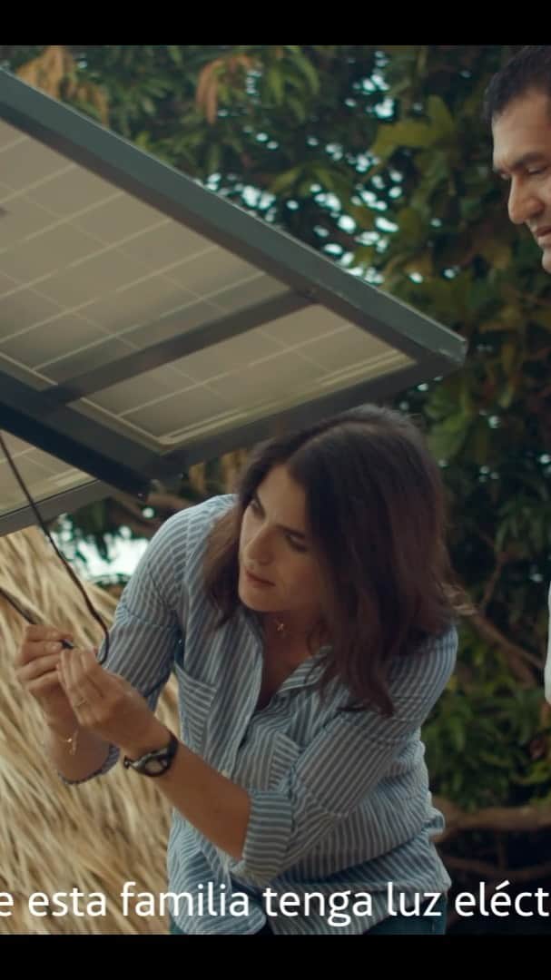 カーラ・ソウザのインスタグラム：「Viajé a San Blas de Atempa, en Oaxaca, para conocer a una comunidad que prospera con la ayuda de la energía limpia. Gracias a sistemas fotovoltaicos domiciliarios instalados por @acciona_org, poblados con difícil acceso a electricidad reciben los beneficios de la energía sostenible. Gracias @acciona por hacer posible esta visita. #ExpertosEnDiseñarUnPlanetaMejor」