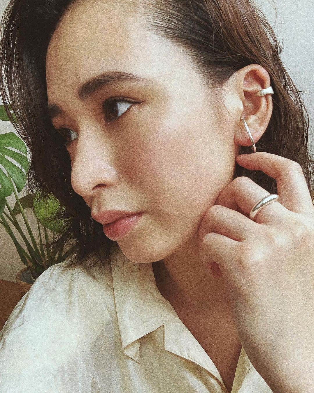 持永真実のインスタグラム：「. イヤーカフみたいにみえるピアスと プレーンなリング🕊 @aletta_jewelry_official  イヤーカフは手作り😝💚」