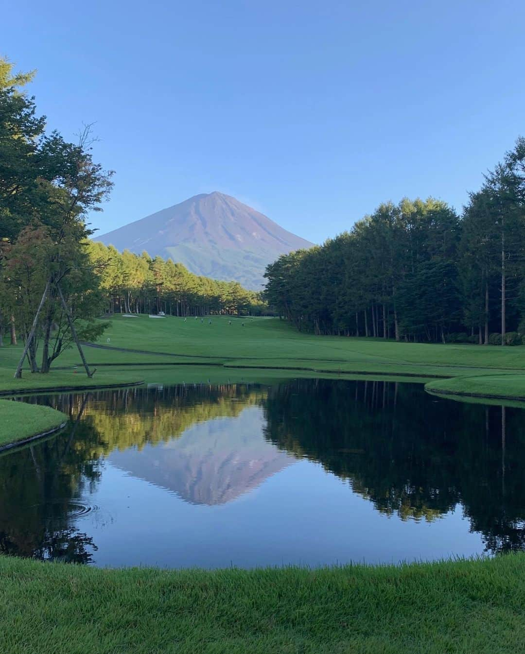 フジテレビアナウンサーさんのインスタグラム写真 - (フジテレビアナウンサーInstagram)「こんにちは✨藤本です😶 先日、#フジサンケイクラシック にてスタートコールを務めさせていただきました！ 選手の皆さんのプレーを生で見ることができて感動しました。。。とてもステキな経験になりました☺️ そして、コースの中で見つけたのがこちらの逆さ富士！あまりにも綺麗でたくさん写真を撮ってしまいました💕 また行きたいなぁ。。。 #フジテレビアナウンサー #藤本万梨乃」9月21日 9時41分 - fujitv_announcer