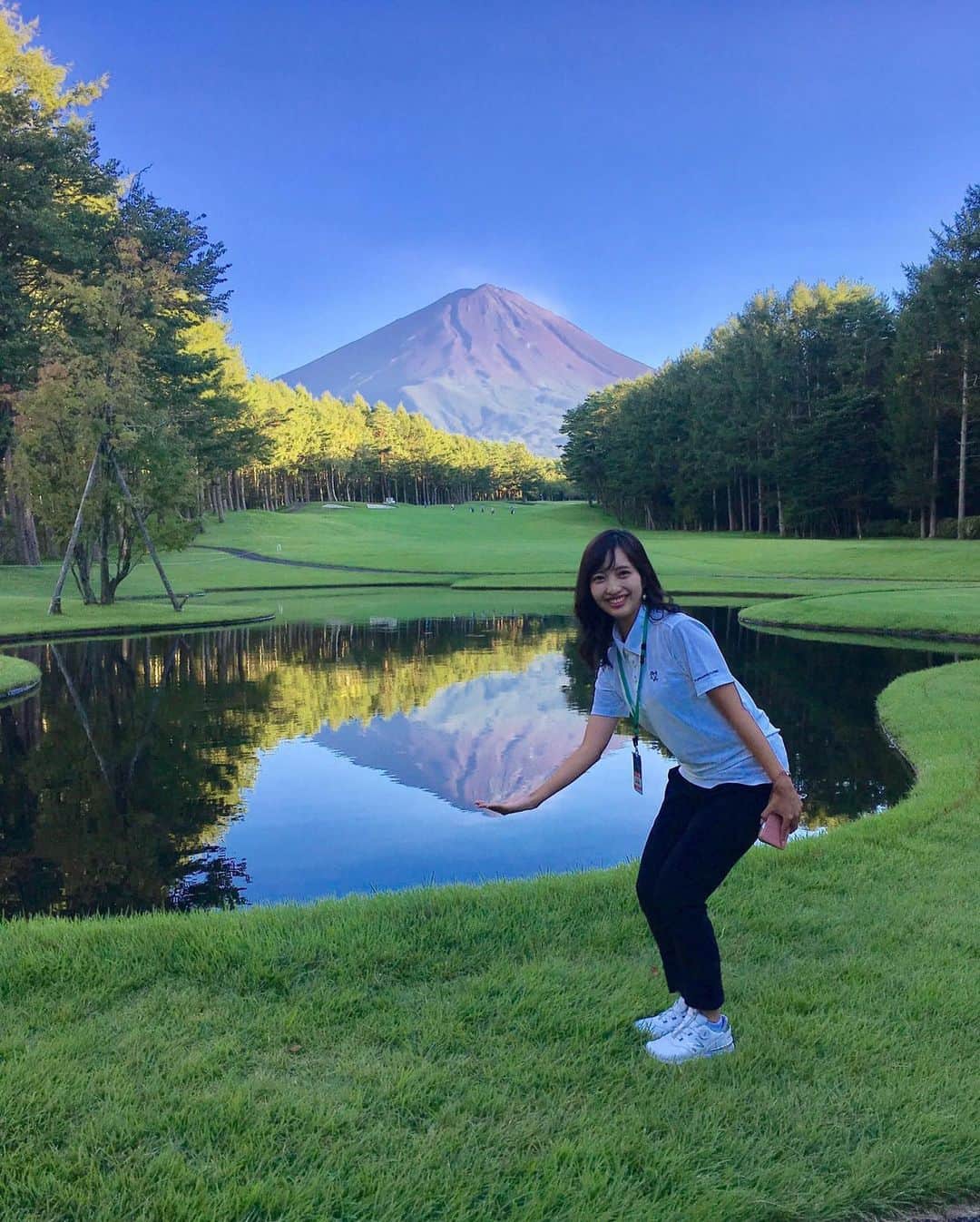フジテレビアナウンサーのインスタグラム：「こんにちは✨藤本です😶 先日、#フジサンケイクラシック にてスタートコールを務めさせていただきました！ 選手の皆さんのプレーを生で見ることができて感動しました。。。とてもステキな経験になりました☺️ そして、コースの中で見つけたのがこちらの逆さ富士！あまりにも綺麗でたくさん写真を撮ってしまいました💕 また行きたいなぁ。。。 #フジテレビアナウンサー #藤本万梨乃」