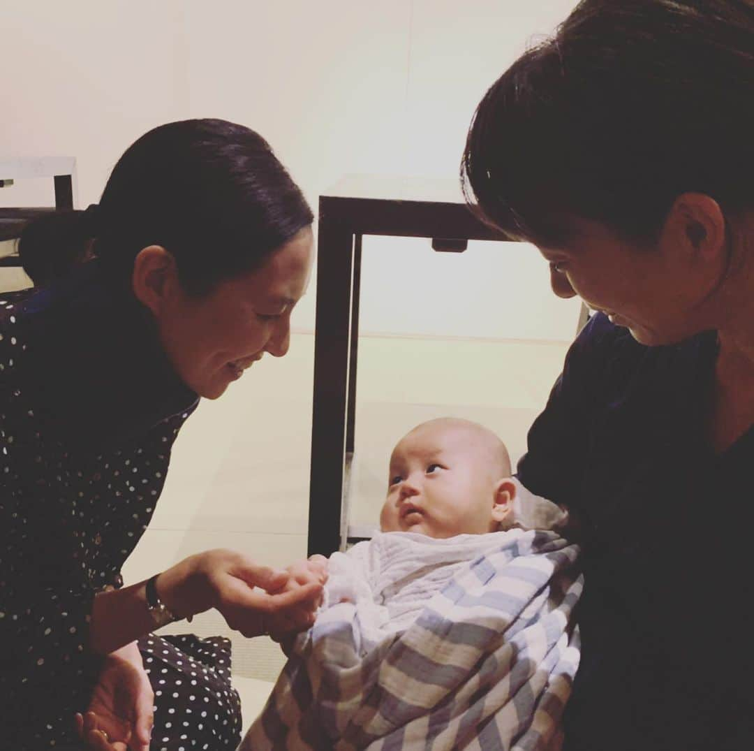 浜島直子さんのインスタグラム写真 - (浜島直子Instagram)「あー、やっと会えた榮太朗くん❤️( @omatsuomatsu )  可愛い可愛い可愛い❤️ なんて楽しい夜✨  ありがとう〜❤️ ・ #そうだよね不思議だよね #これはね #首サポートだよ🤣 #もうほとんど痛みはないけど #念のためつけてるんだよ #榮ちゃんもぎっくり首には #気をつけるんだよ #まだ首すわってないか🤣 #そして同じ9月生まれの #アユンコ🥰」9月21日 9時50分 - hamaji_0912