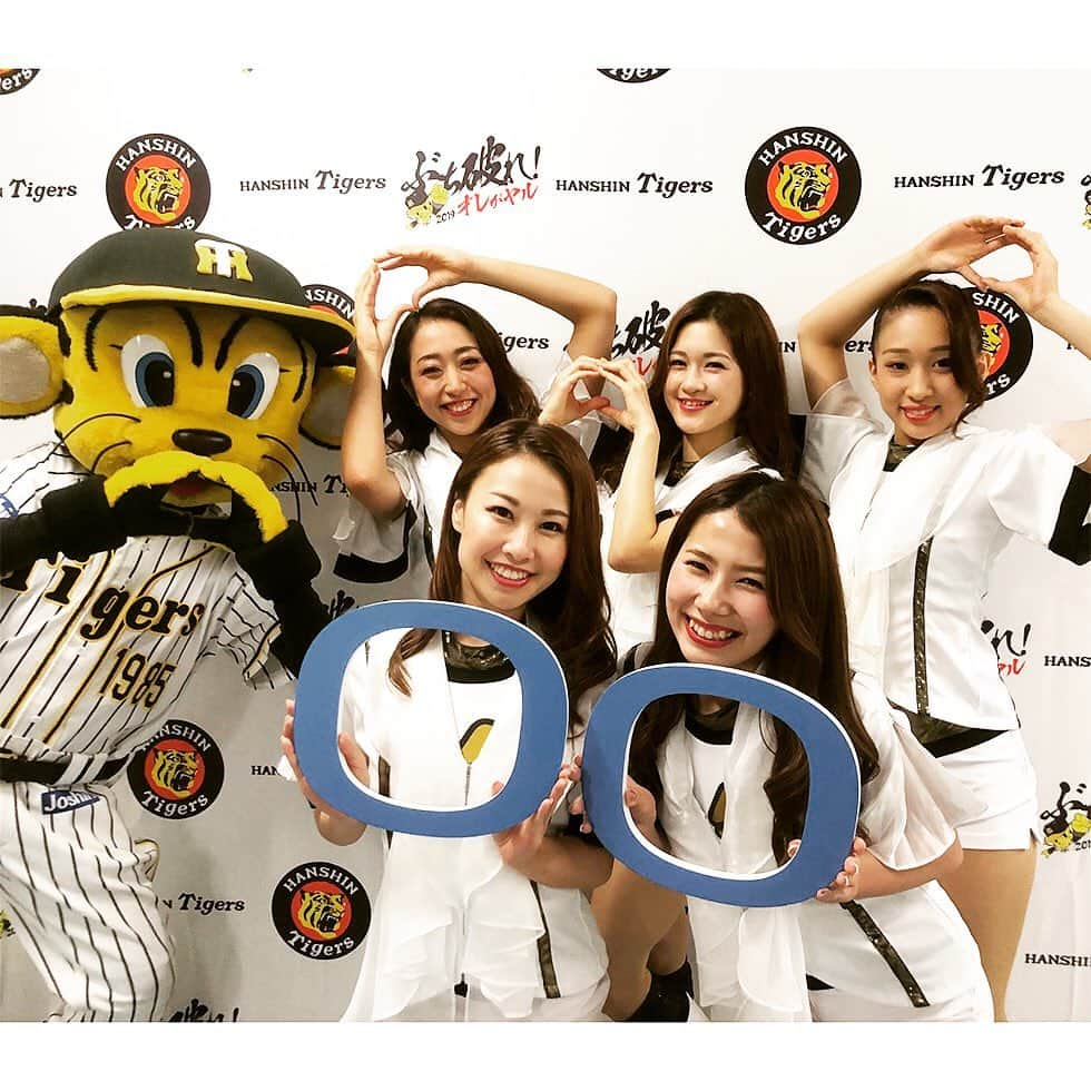 ローチケ（ローソンチケット）さんのインスタグラム写真 - (ローチケ（ローソンチケット）Instagram)「#阪神タイガース （ @hanshintigers_official ）来シーズンも応援しよう ⚾️ #公式 #ファンクラブ 2020年度会員🌟早期入会キャンペーンは9月30日(月)まで💨  トラッキー 🐯 タイガースガールズ ❤️ ローチケの「ロ」を持ってパシャリ📸 近本光司選手がセ・リーグ新人シーズン最多安打記録154安打を更新🎊木浪聖也選手もシーズン100安打達成なるか💥目が離せない阪神タイガース🌟ローチケでは公式ファンクラブ2020年度会員🌟早期入会キャンペーンを実施中です🎵 お申込みはローソン・ミニストップ店頭Loppiから✨  阪神タイガース公式ファンクラブ会員証の発行🎫時計やトートバッグなど全6種類から選べる入会記念品🐅限定グッズがもらえるファンクラブ応援デーやプレゼントデー🎁さらには大人・中学生限定💥キッズ限定特典などがあります🌟  Loppiからのお申込み方法など詳しくは 「阪神FC入会　ローチケ」でネット検索📲  #hanshintigers #ぶち破れオレがヤル #トラッキー #タイガースガールズ #tigersgirls #ロはローチケのロ #阪神甲子園球場 #阪神ファン #野球観戦 #インスタ野球女子 #スポーツ観戦 #instabaseball #baseball #baseballlife #tigers #baseballfan #baseballseason #cheerleaders #ファンクラブ #ローチケ #lawsonticket」9月21日 10時00分 - lawson_ticket