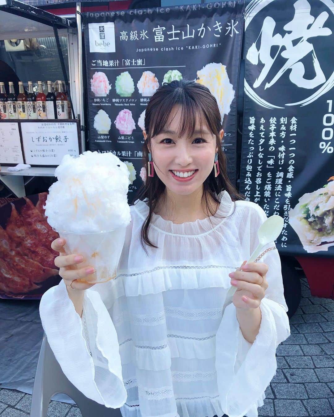 松中みなみさんのインスタグラム写真 - (松中みなみInstagram)「2019年かき氷納め🍧かな🥺 ・ ・ 両国国技館横の駅前広小路で売ってる 富士山高級かき氷専門店『氷屋bebe』で寄り道😋 山梨もも🍑をチョイス👆💕 ・ 高級ってだけあって800円したけど、 口溶け感全然違うっっ✨ シロップも新鮮な桃味で美味しかったなぁ💭💓 ・ あと#しずおか餃子 も美味しかった🤤♫ ・ ・ #大相撲9月場所 もあと2日‼️ 最後まで優勝争いがもつれて もおドキドキ💓💓 ・ 昨日はMy No. 1推し力士の#千代の国 関が 幕下全勝優勝🏆をして とにかく嬉しかったなぁ😭✨✨ ・ ここからまた這い上がって欲しい‼️ 国さまといえば〝不屈の精神〟なので絶対出来る💖 今場所、お疲れ様でした！ 来場所も楽しみにしてます❤️❤️ ・ ・ #大相撲 #九月場所 #両国国技館  #駅前 #広小路 #両国グルメ #相撲グッズ  #かき氷 #高級かき氷 #かき氷専門店 #もも味  #氷屋bebe #氷屋べべ #餃子 #屋台  #相撲女子 #スー女 #sumoday #sumo  #推し力士 #千代の国関  #幕下優勝 #全勝優勝 #おめでとうございます」9月21日 10時17分 - minami_matsunaka