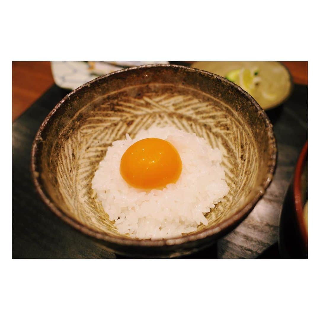 高山都さんのインスタグラム写真 - (高山都Instagram)「京都の美味しかったもん。 1日目の大鵬もフォーンヴィェットもディープな個性を発揮したお店で大正解だったけど、2日目も最高でした。 まずは、朝ごはんに朝食喜心へ。ここは、炊きたてのお米をシンプルに味わうお店です。(要予約) とにかく、白米が美味しい。 オプションで追加した卵をかけたご飯が絶品で、思わず死ぬ前にこれ食べたい！と声が出た。笑  白味噌の豚汁は、薄い衣をつけて揚げた野菜がアクセントになっていて、とろーりコクウマ！揚げて味噌汁にいれるのやってみよう。 朝から気持ちが上がるお店でした。 そして、新幹線に乗る前に、飛び込んだ本家 第一旭 たかばし本店ではラーメンと瓶ビールと餃子🥟 ここのラーメンは旨味はしっかりあるけど、パンチが効きすぎてなくて、中華そばみたい。 あっさり系の方が好みの自分的には、良い塩梅。 最高やねーって、ズルズルすすって、大満足！！ 京都に詳しい友人に相談して、色々お店を教えてもらった今回の旅。 我らながら、良いセレクトやったねー！ってお腹いっぱいニコニコで東京へ戻ったのでした。 女ふたり旅、楽しかった！！ #京都 #都の旅の記録 #おんなふたり旅」9月21日 10時10分 - miyare38