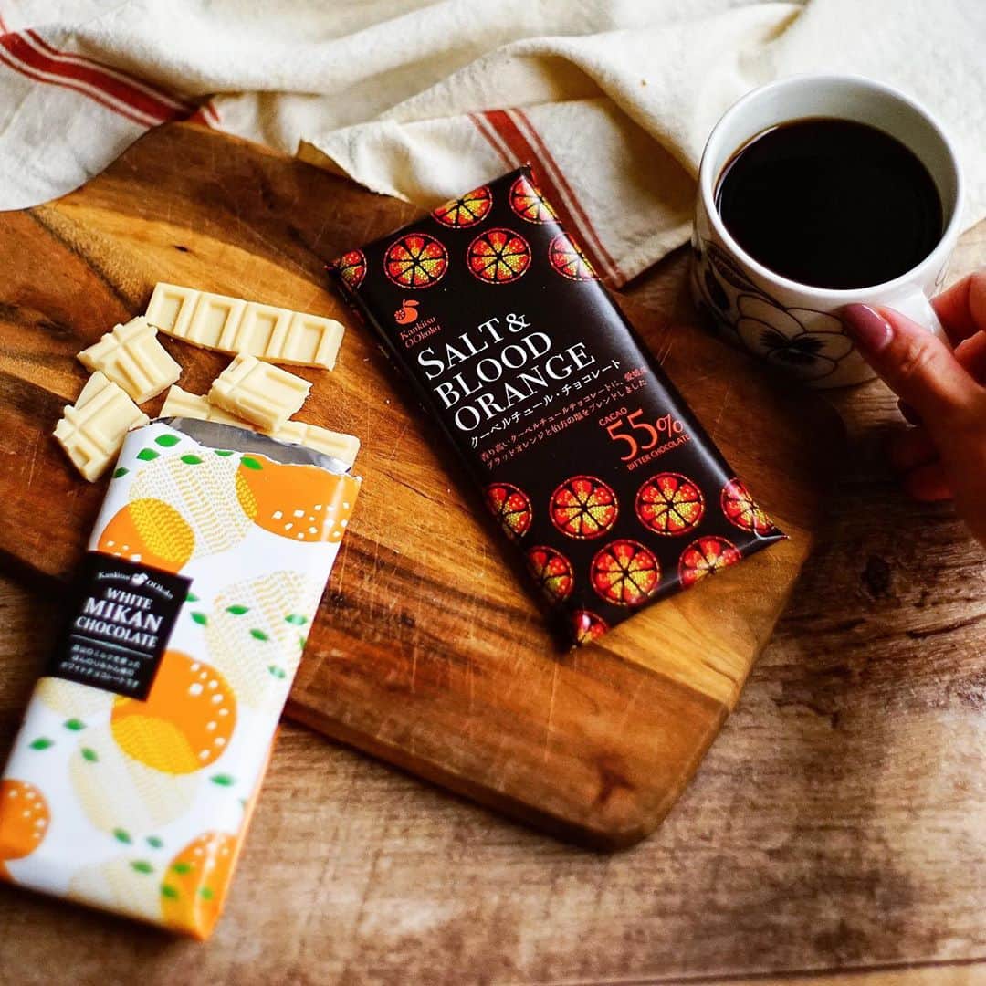 おがわひろこさんのインスタグラム写真 - (おがわひろこInstagram)「2019.9.21 こちらのおしゃれなチョコレートは、@kankitsu_ookoku のブラッドオレンジ塩チョコレートとホワイトみかんチョコレート。 ・ ブラッドオレンジ塩チョコレートは、厳選された豆から作られたクーベルチュールチョコレートに、愛媛産ブラッドオレンジピールと伯方の塩をブレンド。 ブラッドオレンジと塩味のバランスが最高な味わい深い大人のスイーツです🍫 オレンジピール好きな私は、つい口の中でオレンジピールを探してゆっくり噛んで楽しんでしまいます😂💓 ・ ホワイトみかんチョコレートは、蒜山ジャージー牛乳のバターを使ったホワイトチョコレートにほんのりみかん味をプラス！ 甘さ控えめながらもコクのあるまろやかなチョコレートです🍫 ・ @kankitsu_ookoku のアカウントよりたくさんの商品をぜひ覗いてみてください👀 大切な方への贈り物にいかがでしょうか🎁 ・ #おやつの時間 #美容 #愛媛 #柑橘王国公式アンバサダー #チョコ #飲むお酢 #ブラッドオレンジジュース」9月21日 10時11分 - hiroogw