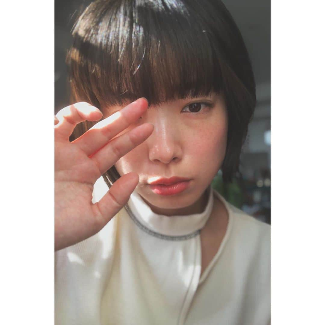 eriさんのインスタグラム写真 - (eriInstagram)「昨日ストーリーでビフォーアフター挑戦していまいち伝わりづらかったけどETVOS @etvos.jp のリップチーク(プラムレッド) とてもつけやすくて、目下のお気に入り🍒 買うものがあってふらりと立ち寄ったコスメキッチンで目があって、なんと綺麗な色〜って買ってみたけどすごい肌になじんで、とたんに血色よく見えて助かる！  最近はペンシルでアイラインを 目の目頭と目尻にちらっといれて、あとはこのリップチークでチークとリップ塗っておわり、っていうのがお気に入り。 あと、薄くて軽いから持ち運びされててさらにいい〜🦄🦄🦄 そしてGV @gvgv_official のサーマルトップス届きたて着た。かわいいね。うれしいね。」9月21日 10時14分 - e_r_i_e_r_i