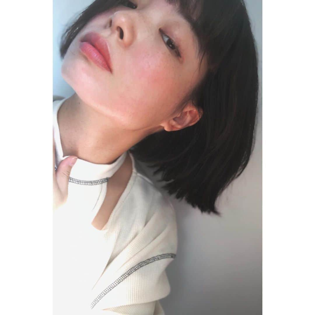 eriさんのインスタグラム写真 - (eriInstagram)「昨日ストーリーでビフォーアフター挑戦していまいち伝わりづらかったけどETVOS @etvos.jp のリップチーク(プラムレッド) とてもつけやすくて、目下のお気に入り🍒 買うものがあってふらりと立ち寄ったコスメキッチンで目があって、なんと綺麗な色〜って買ってみたけどすごい肌になじんで、とたんに血色よく見えて助かる！  最近はペンシルでアイラインを 目の目頭と目尻にちらっといれて、あとはこのリップチークでチークとリップ塗っておわり、っていうのがお気に入り。 あと、薄くて軽いから持ち運びされててさらにいい〜🦄🦄🦄 そしてGV @gvgv_official のサーマルトップス届きたて着た。かわいいね。うれしいね。」9月21日 10時14分 - e_r_i_e_r_i