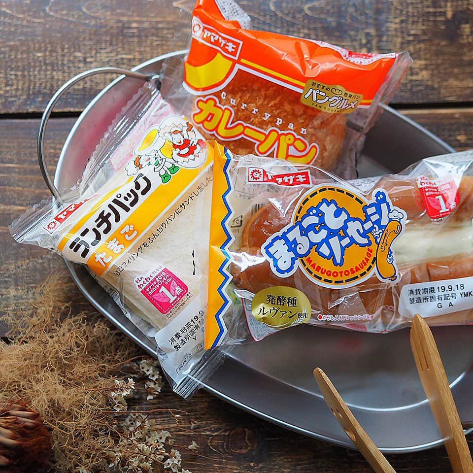 コウタ ＆ *Ryo*さんのインスタグラム写真 - (コウタ ＆ *Ryo*Instagram)「・ 2019.9.21 Sat ・ おはようございます☀️🌱 Ryoです。 ・ ・ 週末朝ごはんより。 ・ ・ 🍽 Menu 🍽 ・ *アレンジ惣菜パン3種 ⚫ランチパック（たまご） ⚫カレーパン ⚫まるごとソーセージ *シャイン様とピオーネ＆水切りヨーグルト *サラダ *トマトのポタージュ ・ ・ 惣菜パンはみんな馴染みのあるヤマザキパン。 ・ ちょっとアレンジしてワンプレに盛り付けるだけで 豪華なった🥰 ・ ⚫ランチパック（たまご） チェダーチーズを3枚重ねてランチパックで挟み、 バターを敷いたフライパンで両面こんがりと焼いてます。 少し押し付けながら焼くと綺麗な焼き色つきますよー。 これ美味しい😋 ・ ⚫カレーパン 上部を丸くくり抜いて卵をポトンッ。 トースターで半熟になるまで焼いてます。 ⬆️でチーズ使ったのでこちらには入れてませんが、 チーズ＆卵の組み合わせでも美味しいと思う✌️ ・ ⚫まるごとソーセージ これは、このまんまでも十分美味しいけど 軽くリベイクして、粒マスとケチャップ少々を。 ・ ・ 惣菜パンって基本的に温かい方が美味しいと思うので 少し手間かけるとワンランクアップする気がします。 ・ 特に、ランチパックのはお勧め👍 腹持ちも良くなるから 朝ごはんでそのまま出すより子供さんも喜ぶと思いますよー🎶 ・ 山崎製パンさんのサイトでも色んなアレンジレシピが公開されてるので 良かったら試してみてください🙂 ・ ・ #PR #まるごとソーセージ #カレーパン #ランチパック #ヤマザキパン #おうちでかんたんワンプレート #ワンプレート ・ #わっぱdeごはん  #おうちカフェ #おうちごはん #ワンプレごはん #エルグルメ #ロカリ #マカロニメイト #フーディーテーブル #おうちごはんlover #wappadegohann #lin_stagrammer #igersjp #iegohanphoto #PRESSBLOG #delimia #ruhru #飯盒 #도시락 #집밥」9月21日 10時16分 - wappadegohann