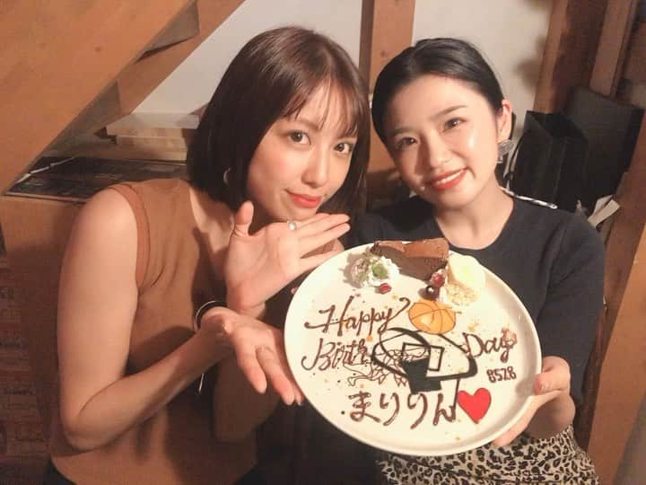 西村まどかのインスタグラム：「2人ともありがと🤗❤️ 可愛い可愛い担当ちゃん。 お誕生日お祝いしてもらいました🙇‍♀️ 店着いた瞬間、サプライズ宣告してきたり、店の天井の高さ把握してないから頭ぶつけたり、バースデーソングを自分のオリジナル曲を流してきたり、主役差し置いて真ん中座って写真撮ろうとしたり、、、誕生日会慣れしてない感じも大好きよ😏 ほんとにありがとう🤤🙏✨ これからも2人のために頑張ります。 #西村まどか #小池美由 #妹みたいな2人 #路上で始まるファッションコーデ #渋谷の改札口で走り回る #楽しい一夜でした #ありがとう」