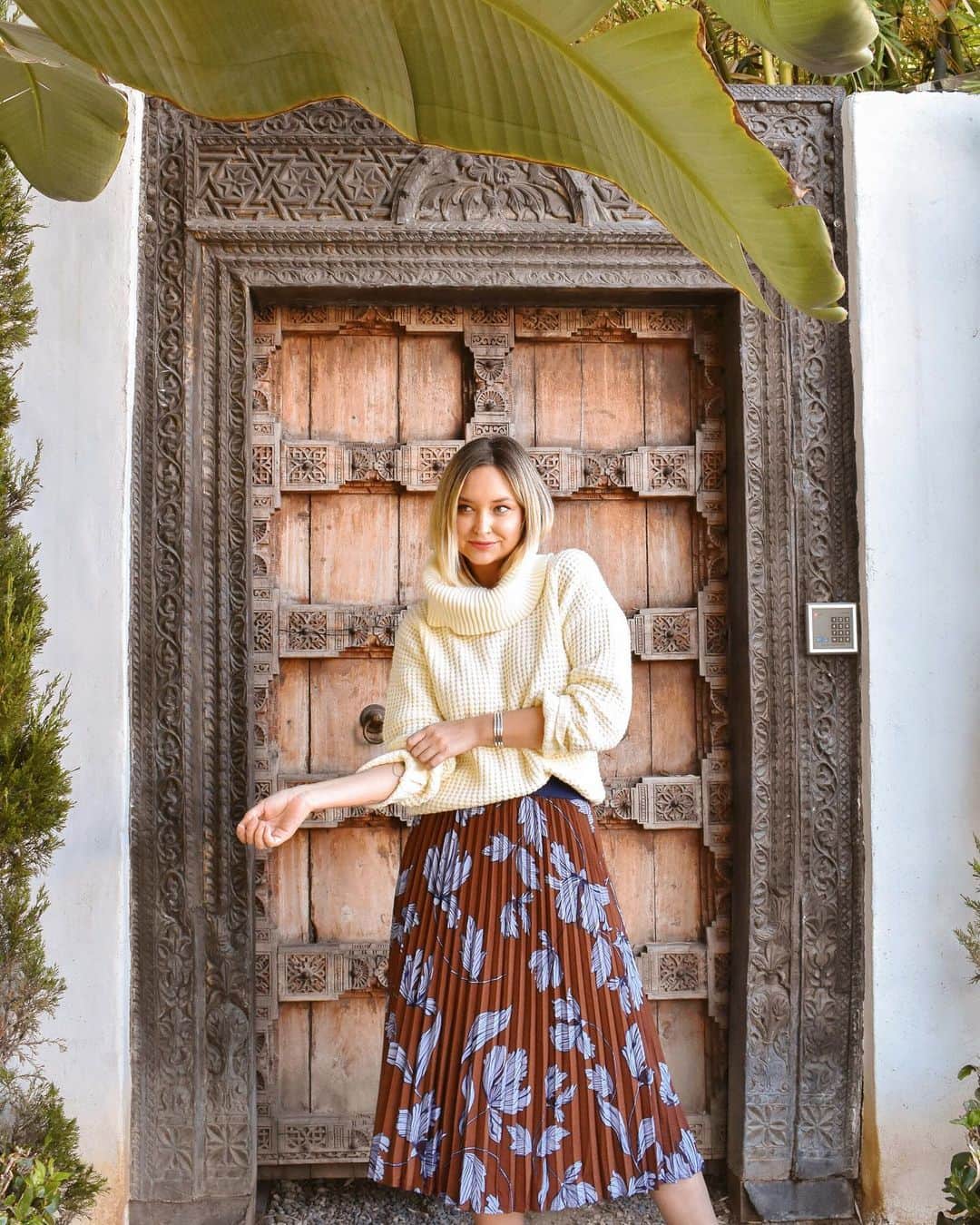 リズ・チェルカソワのインスタグラム：「It may not feel like it outside but I'm ready to step into fall. Currently coveting cozy knits and pleated skirts that make me feel beautiful and confident. Found both of these beauties at @modcloth and couldn't be happier to partner with a brand I've known for years. #ModClothSquad #ad」