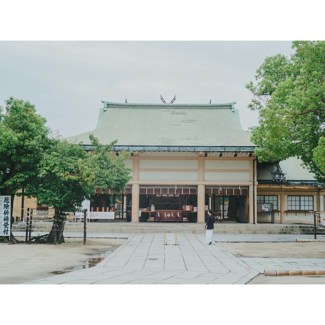 高山都さんのインスタグラム写真 - (高山都Instagram)「先日の大阪旅の様子の記事もFRaUのwebで、アップされています。(リンク貼っておきますね) 地元なのに、実はちゃんと行ったことがなかった法善寺や、生國魂神社。 19歳で上京したので、大阪の楽しみ方が当時からストップしていたので、大人になってからの大阪は、また少し視点が変わって、面白かったです。 いつもの愉快なチームで、撮影とはいえ、ずーっと笑ってて、遠足みたいなロケだったなー。 #大阪 #都の旅の記録」9月21日 10時33分 - miyare38