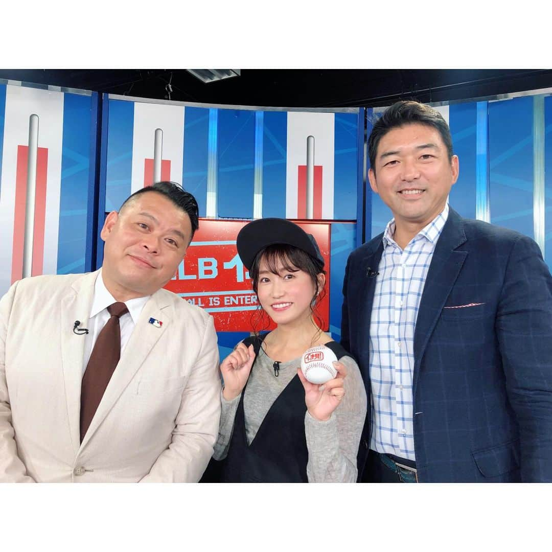 津田麻莉奈さんのインスタグラム写真 - (津田麻莉奈Instagram)「#おはよーちゃん #JSPORTS #MLBイッキ見！ 昨夜もご覧下さった皆様ありがとうございました😊💕 ⁑ @yankees 7年ぶりの地区優勝🎉 VTR振りはキャップを借りて、今シーズンで引退されるCC.サバシア投手をイメージしたフォーム⚾️ キャップ大きすぎてぶかぶかだったので、ビールの売り子さんスタイルでピンでとめてみました（笑） ⁑ ウイークリーハイライトでは、イチロー選手の話題も✨ セットにずらりと並んだイチローボブルヘッド人形は、なんと番組ディレクターの私物！すご！！！！！！ ⁑ #衣装 👉 @brahmin_fsf ⁑ ⁑ ⁑ @jsports_yakyu  @jsports_official  #MLB #メジャーリーグ  #野球 #野球好き  #AKI猪瀬 さん  #斎藤隆 さん #majorleague  #majorleaguebaseball  #衣装 #コーデ #服 #ootd #coordinate  #まりなる #津田麻莉奈」9月21日 10時40分 - tsudamarinal