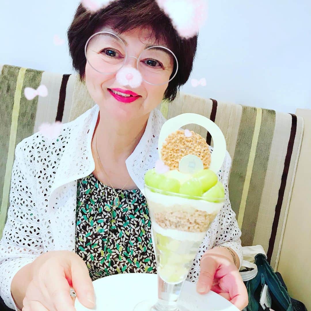 間々田佳子のインスタグラム：「母がパフェが食べたいと 千葉から遊びにきました。  今回両親の家は台風の影響はありませんでしたが、 お友達が怪我をしたり大変だったそうです。みなさんが早くふつうの生活に戻れますように！  和光のパフェは とてもお上品な味で… 母も日常を忘れホッとできたようです。  一応念のため、 母の顔は加工してあります。笑  加齢で母の顔も一時期下がりましたが、 顔ヨガで上がりました。が、しかし、  体調崩し入院して またタレてしまいましたが、 また頑張って練習を再開するそうです。  一応顔ヨガ講師の母だから、 恥ずかしい顔にならないよう 顔ヨガをやらなきゃと 思ってくれているようです。 有難いことです💕 良い刺激になっていたらいいけどな…  そのうちビフォーアフターの写真を 皆さんにお見せできるといいな❣️」