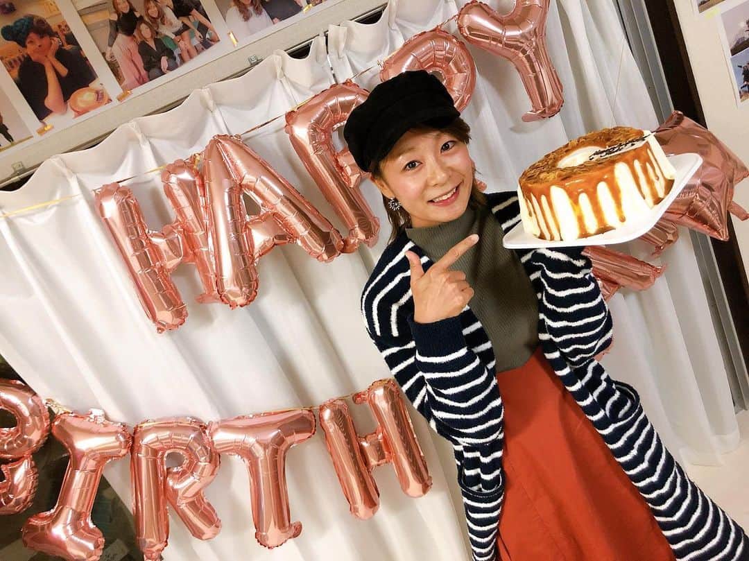 安藤あいかのインスタグラム：「友希ちゃんのフライングバースデー🎂💝 可愛くて少しヘンテコな友希ちゃん大好き💕そう、ヘンテコなの😍 生クリームが大好きなところとか可愛すぎるし、人と気にするところが違うのも楽しい😂 ４枚目の怪しい人は友希ちゃんの冬のゴルフスタイルだよ🤣  #佐渡へ渡る #本気ゴルフ #ゴルフもゴルフ以外も #お誕生日」