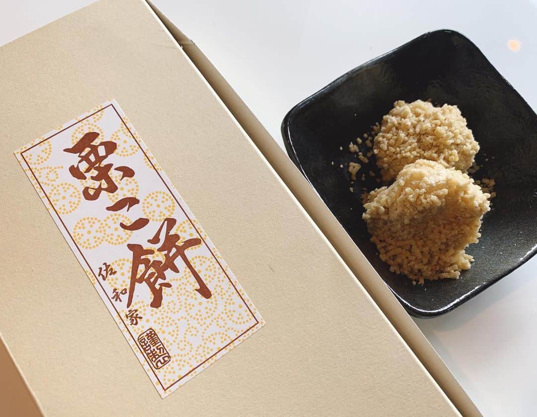 小椿希美のインスタグラム：「・ 岐阜県中津川市の 秋のお菓子をいただきました♡ ・ 賞味期限当日中という この地方にいないと なかなかお目にかかれない 栗菓子です。 私もいただいて今年 はじめて知りました！！ お餅に栗粉と栗きんとんが まぶしてあるまぁるく小さな形。 お土産用の箱には 後からふりかけられる別小袋で 栗粉も入っていてふわっふわっの 栗粉が自宅でも。 お餅は弾力があるけど 柔らかくて 栗も栗そのものの自然な甘さで 何個でもいけてしまう🤭 10個入っていたので、 残りは会社の方と 一緒に本日中に いただきたいと思います☺️✨ 今日も夜ニュースの担当です。 3連休初日、深夜まで起きていたら ご覧ください😊 ・ #岐阜県#中津川市#栗菓子#栗 #栗こ餅#季節限定品#佐和屋 #佐和屋の栗こ餅#美味しかったものご紹介 #東海エリアアナウンサー#東海地方#愛知岐阜三重」