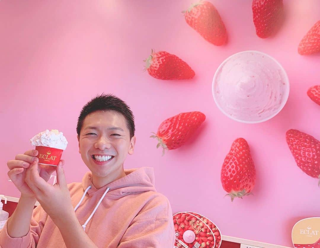 上坂嵩さんのインスタグラム写真 - (上坂嵩Instagram)「Strawberry🍓﻿ ﻿ いちご色のパーカーで、﻿ いちご味のジェラートを😋✨﻿ ﻿ ﻿ #名古屋 #東海通 #eclatgelateria﻿ #休暇中 #ジェラート #エクラジェラート﻿ #メーテレ #ドデスカ #上坂嵩 #パーカ は #星野源 さんイメージ✌️ #popvirus」9月21日 10時53分 - takashi_uesaka_nbn