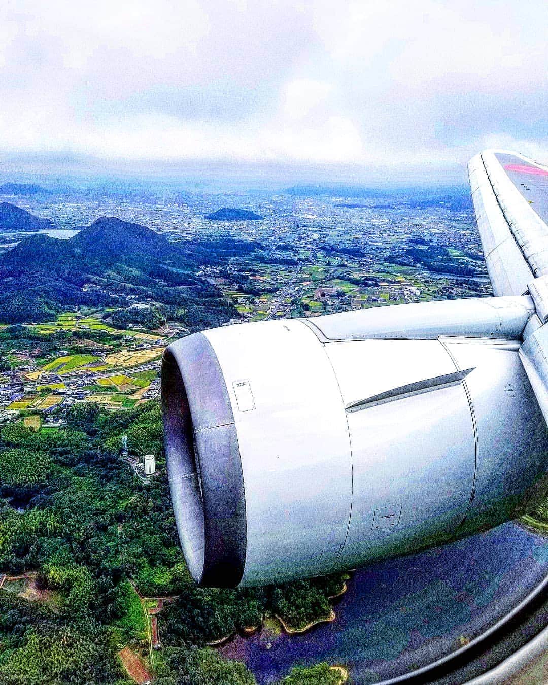 石関友梨のインスタグラム：「良い眺めの席でした(*º▿º*) #香川県 #高松空港 #JAL #風景」