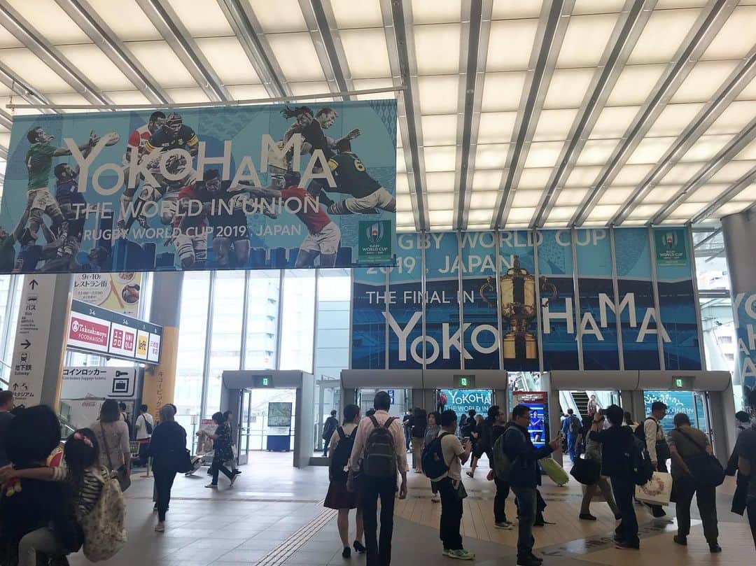 長澤彩子のインスタグラム：「横浜もおもてなしムード満開🌸🌸🌸 #RWC2019 #yokohama」