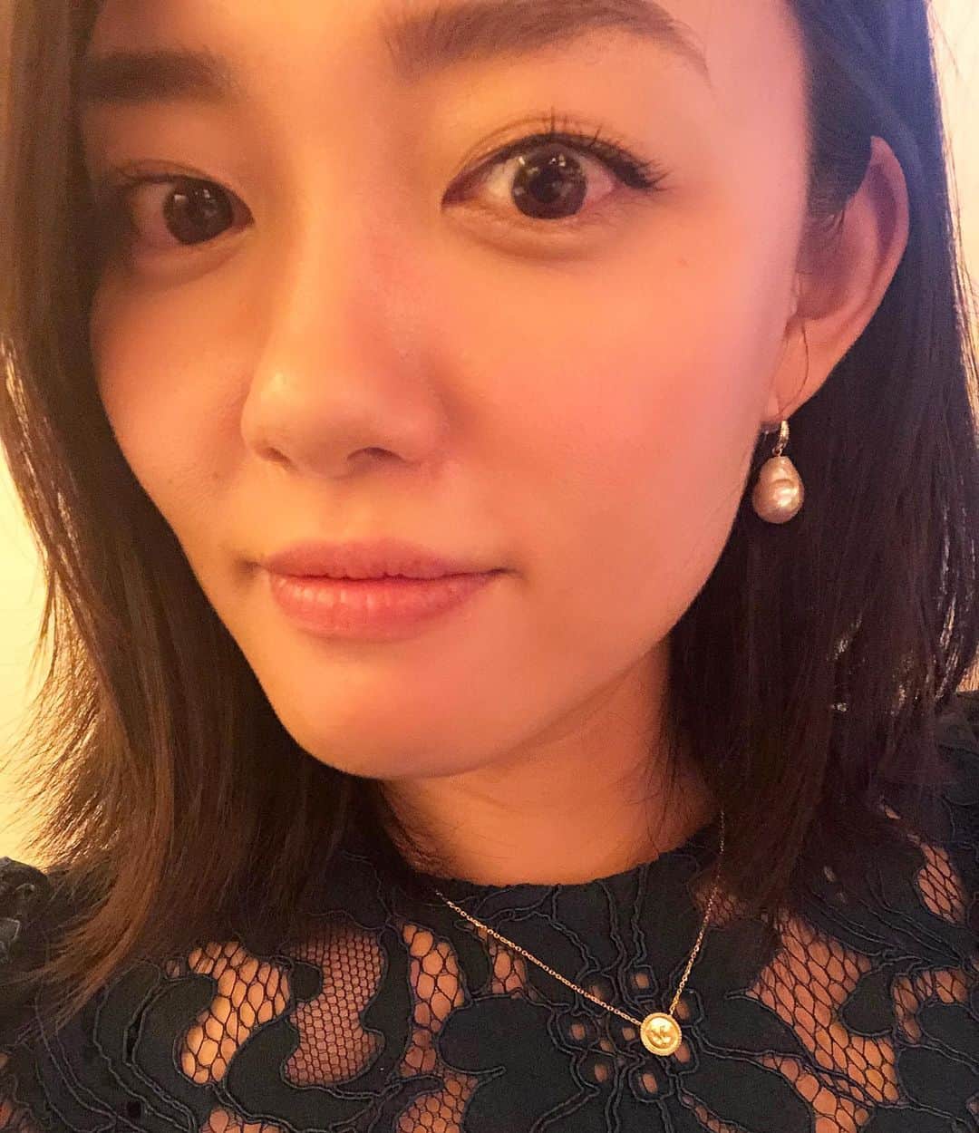 阿部優貴子のインスタグラム：「三越のポップアップストアで一目惚れした、 @manorie.jewelry さんのパールピアス💘 ずっと、大きめのティアドロップのパールピアスを探していたのでまさに！！！😍ってなってアトリエまで行って、パールの色から金具までお気に入りの組み合わせにオーダーして作ってもらいました。 とても気に入っている🥰 これからの秋冬に大活躍しそう🥰 とにかく。あれね。 ぜったいに無くさないようにしよう。  #ピアス  #無くしませんように無くしませんように無くしませんように #ピアスはこれがこわいよね」