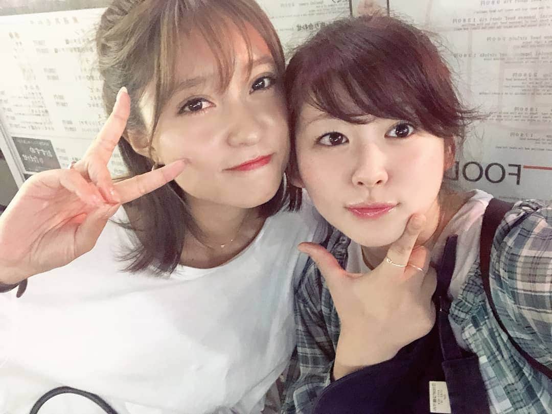 堤ゆきみのインスタグラム：「焼肉待ちの２人。 お家がお向かいさんなのもあって本当に一緒にいるなぁ。笑 バスで帰る道をゲラゲラ笑いながら歩いたので焼肉０カロリー！」