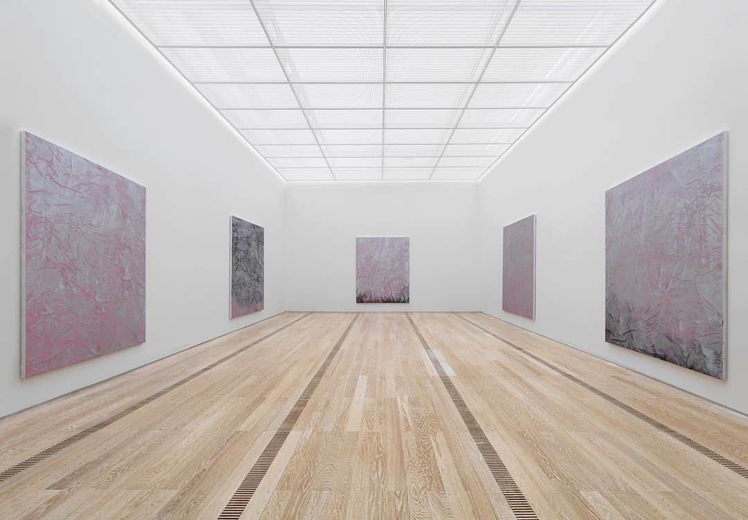 のインスタグラム：「Visit the Fondation Beyeler, in Riehen/Basel, to see an exhibition of Rudolf Stingel’s work, before it closes on October 6.  This is the first museum show in Europe to present Stingel’s important series of works from all periods of his career. New works were created specially for the exhibition. Find out more via the link in our bio! __________ #BeyelerStingel #RudolfStingel #Gagosian #FondationBeyeler @fondationbeyeler Installation views, "Rudolf Stingel," Fondation Beyeler, Riehen/Basel, May 26–October 6, 2019. Artwork © Rudolf Stingel. Photos: Stefan Altenburger」