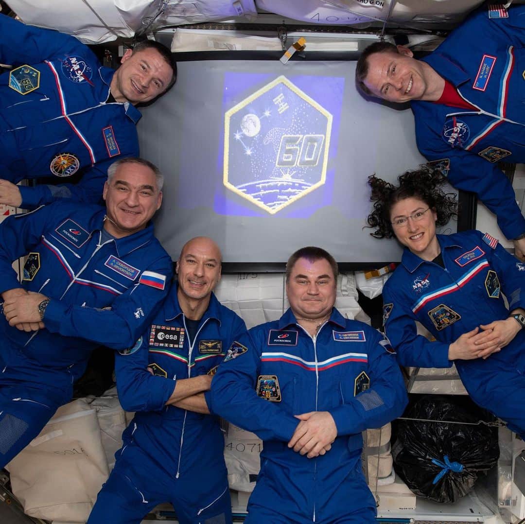 のインスタグラム：「The six-member Expedition 60 crew from the United States, Russia and Italy gathers for a portrait inside the International Space Station's Harmony module. At the top from left, are NASA astronaut Andrew Morgan, Roscosmos cosmonaut Alexander Skvortsov, ESA (European Space Agency) astronaut Luca Parmitano, station commander Alexey Ovchinin of Roscosmos and NASA astronauts Christina Koch and Nick Hague. #nasa #roscosmos #esa #unitedstates #russia #europe #italy #astronaut #cosmonaut #international #space #station #harmony」