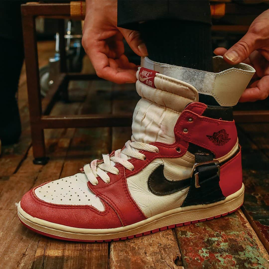 Sneaker News x Jordans Dailyさんのインスタグラム写真 - (Sneaker News x Jordans DailyInstagram)「@mr_sabotage replicates the iconic Air Jordan 1 worn by MJ right after breaking his ankle in 1985. For a further look at the pair, tap the link in the bio #jordansdaily」9月21日 2時25分 - jordansdaily