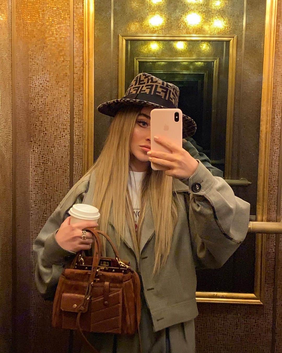 サブリナ・カーペンターのインスタグラム：「fendiana jones」